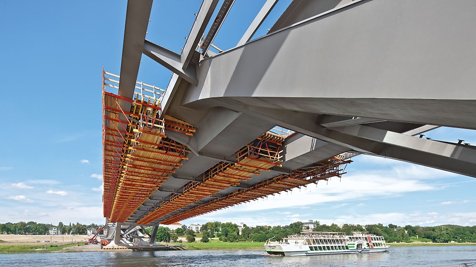 Σύστημα VARIOKIT για την κατασκευή σύμμεικτων γεφυρών: Οι ξυλοδοκοί GT 24 μεταφέρουν τα φορτία στις μονάδες μεταλλοτύπου, επιτρέποντας μεγάλα ανοίγματα με ελάχιστες αποκλίσεις.