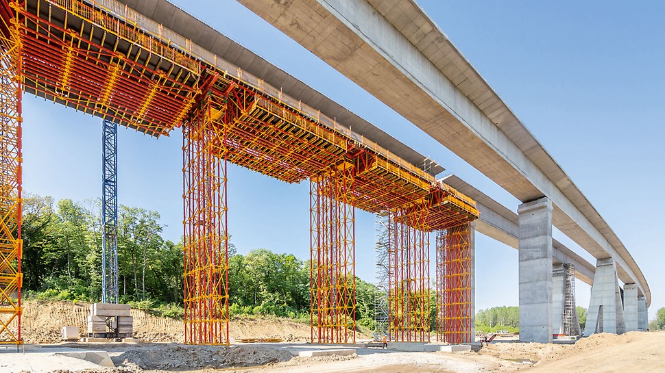 Čortanovci Viaduct, Novi Sad, Serbia: In section B, the ALPHAKIT Shoring Construction Kit was chosen specifically because it is designed for a support height of up to 30.00 m.
