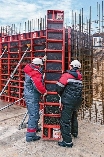 Due to the construction using a flat steel frame, the weight of the LIWA panels is substantially lower than with other standard panel formwork with welded hollow profiles. Therefore, LIWA can be erected by hand.