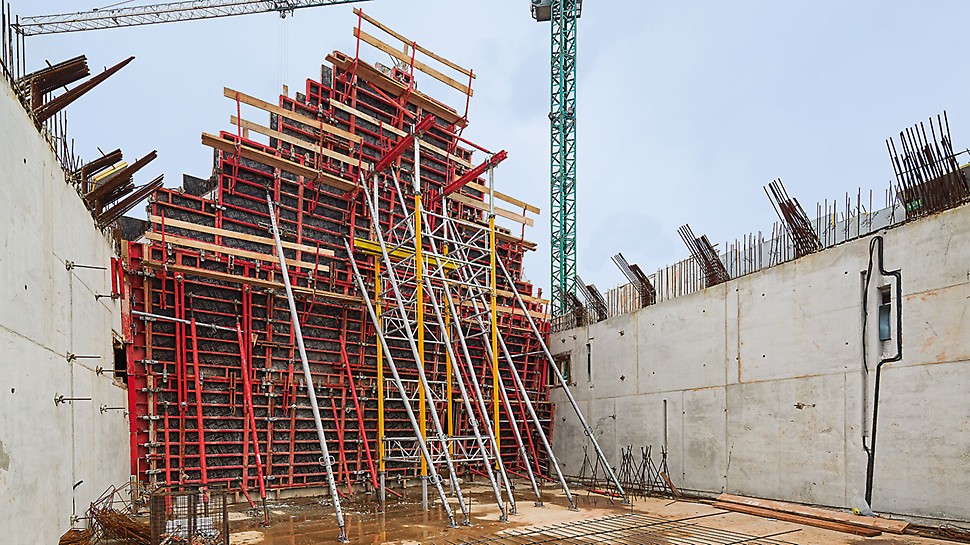 Mauzolej Michniów - nakrivljeni zidovi montiraju se TRIO velikim elementima, uz podupiranje kosim podupiračima i dijagonalnim konstrukcijama.