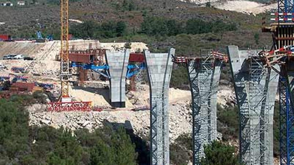 Ponte sobre o rio Corgo - Aspecto geral da obra com início da montagem da viga de lançamento do cliente