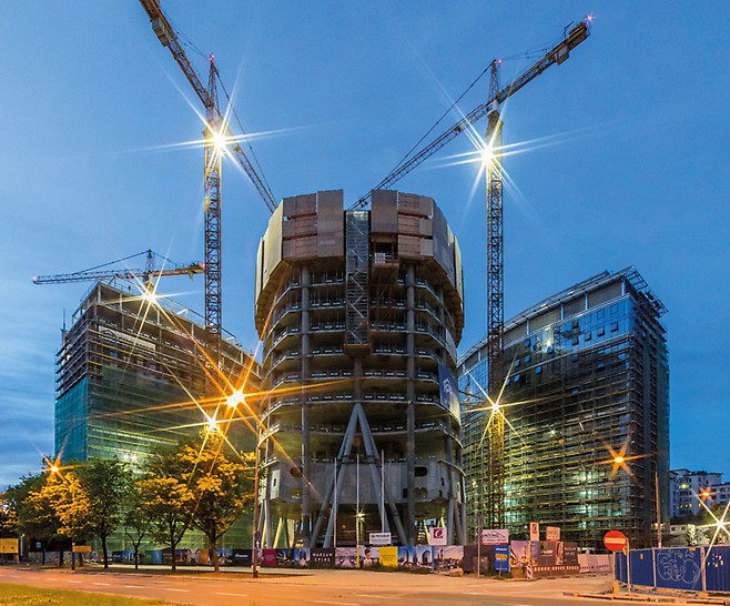 Turnul din Varșovia, Polonia : Trei structuri formează noul complex de clădiri în capitala poloneză. Turnul de 220 m cu destinație de clădire de birouri este extrem de distinctivă datorită formei sale speciale; planșeele dau o amprentă eliptică în plan,  forma lor variază de la un nivel la altul. 