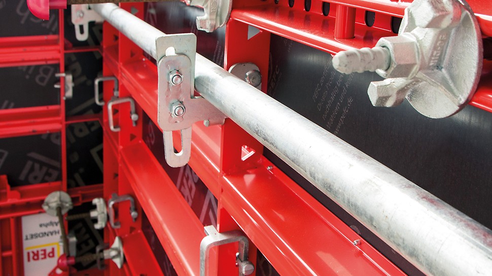 The Scaffold Tube Holder is a straightforward way to align the panels, when no Alignment Clamp is used. 