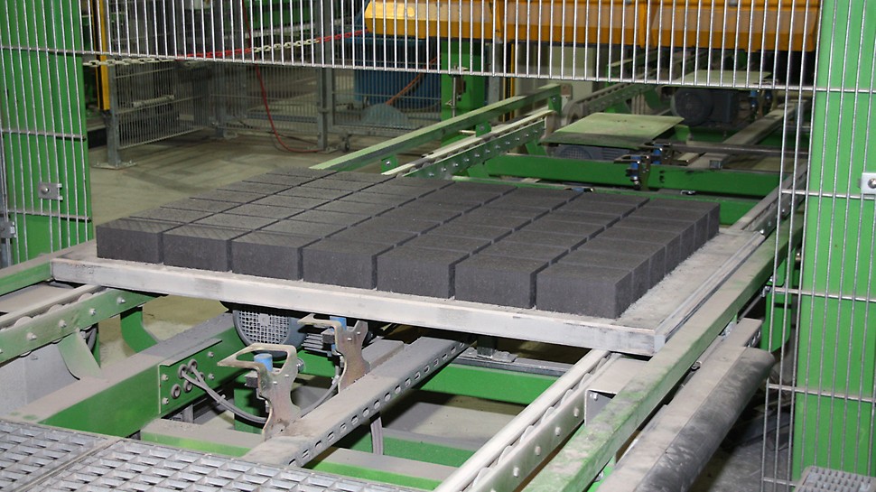 Idealnie równa powierzchnia podkładu produkcyjnego gwarantuje równomierne zagęszczanie wyrobów betonowych i ich precyzyjne wymiary.