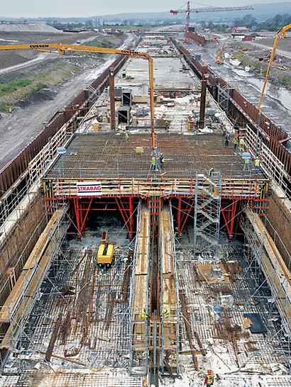 Tunel Limerick, Irska - pet tunelskih elemenata po 100 m dužine prethodno se priprema pomoću PERI kolica za montažu tunela u suhom doku. 