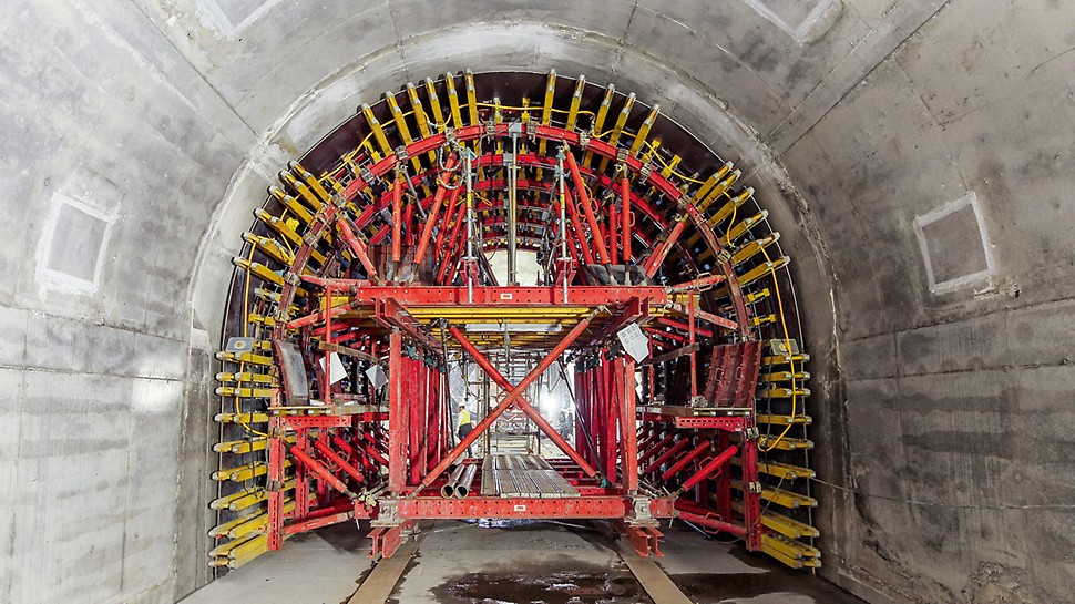 PERI Tunelový bednící vozík pro metodu výstavby tunelu ražením.