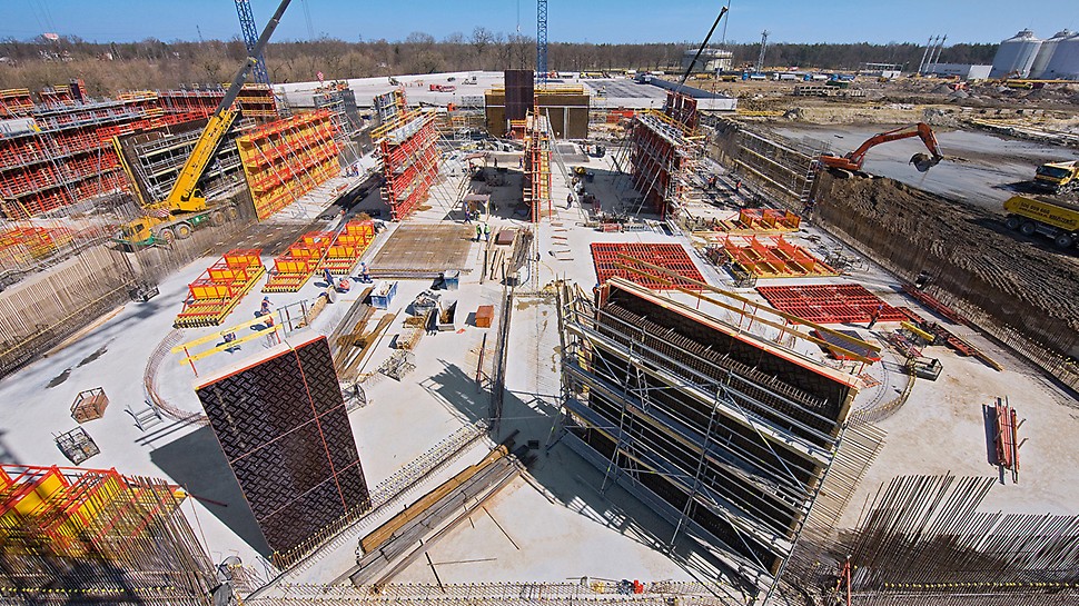 Czajka Sewage Plant, Warsaw, Poland - For the 8 m to 11 m high reinforced concrete walls, PERI developed a cost-effective formwork and scaffolding concept.
