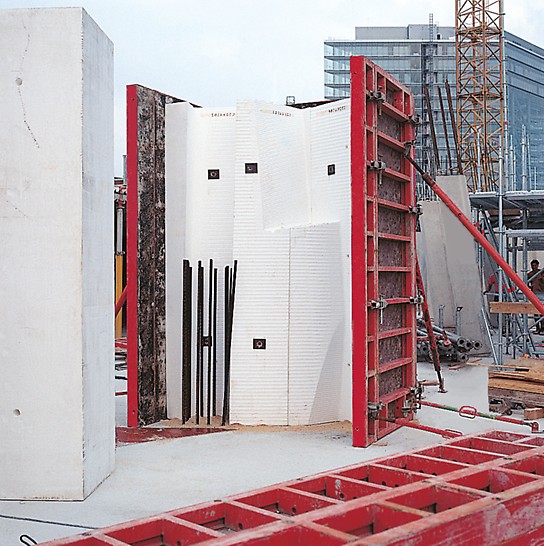 Der Neue Zollhof, Düsseldorf, Njemačka - tijela od stiropora pripremljena u PERI CNC pogonu za rezanje i montažu oplate, koja drže TRIO paneli, čine strukturu za neobične komponente.