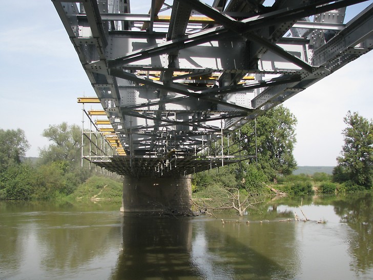 Pod km 3 + 724, CF 216, Ilia - Lugoj, la Dobra: Soluția PERI pentru executarea lucrărilor la intradosul tablierului - Platforme de lucru din schelă modulară PERI UP Rosett fixată de grinzile de cofraj de mare capacitate portantă GT 24.