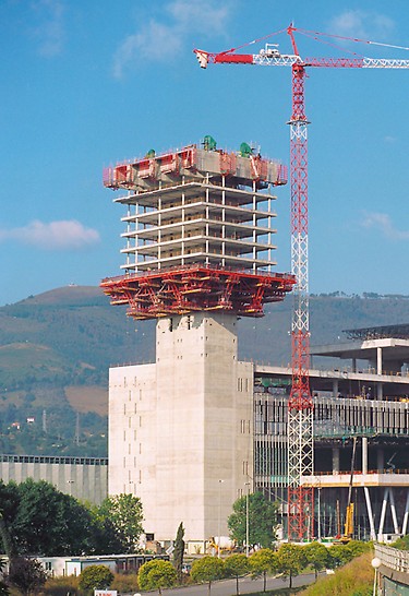Messezentrum Bilbao, Spanien - Die Etagendecken des 103 m hohen Verwaltungsturmes werden nacheinander von oben nach unten geschalt und betoniert.