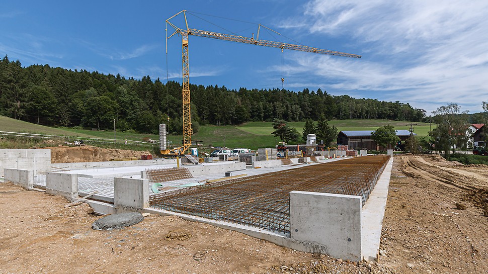 Nový kravín u Wörth an der Donau bude 57 m dlouhý a téměř 30 m široký. Všechny betonové konstrukce byly zhotoveny s pomocí univerzálního bednění DUO.
