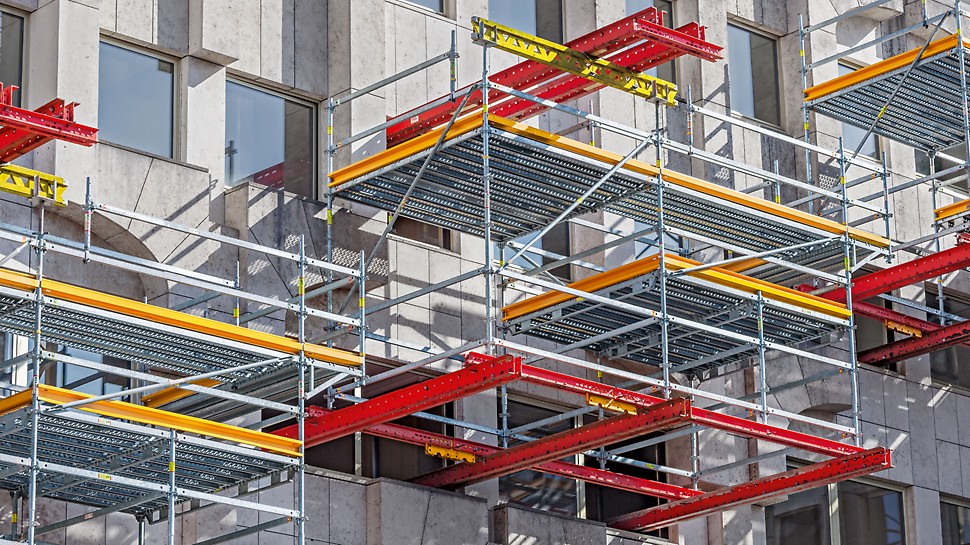 8 working platforms using two PERI modular construction systems: VARIOKIT and PERI UP. In addition, MULTIPROP aluminium slab props reliably supported the RCS climbing rails.
