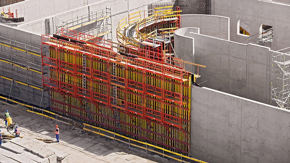 Czajka Sewage Plant, Warsaw, Poland - Equipped with complete platform systems, the straight and circular wall sections were safely and quickly constructed with VARIO and RUNDFLEX. PERI UP reinforcement scaffold and stair towers ideally supplemented the PERI concept in this case.
