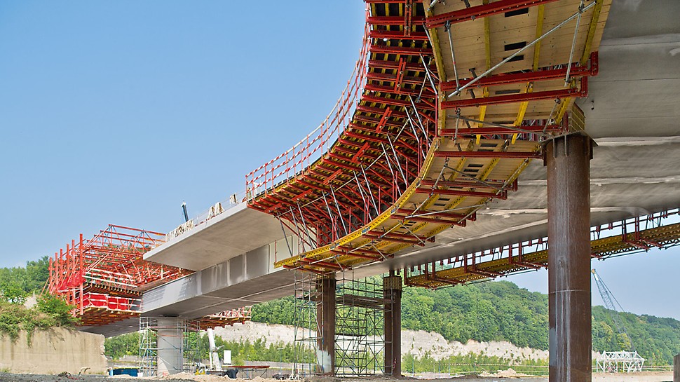 Schleusenbrücke Lanaye, Belgien - Die Herstellung der Stahlverbundbrücke erfolgt mittels Schalwagen und Kragarmkonsole aus dem VARIOKIT Programm.