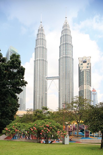 Petronas Towers, Kuala Lumpur, Malaysia
Wieże Petronas Towers osiągają imponującą wysokość 452 m przy średnicy 50 m każda. Zastosowana technologia wspinania samoczynnego PERI zapewniła szybki postęp budowy przy zachowaniu szczególnie wysokich standardów bezpieczeństwa. Deskowanie wspinające było przez cały czas trwale połączone z budynkiem, dzięki czemu bezpieczna praca była możliwa nawet w porze monsunowej. W przypadku trzonu budynku o wymiarach 23 m x 23 m zastosowano 14 zewnętrznych i 10 wewnętrznych jednostek formujących. Można je było wspinać niezależnie od siebie, zgodnie z wymaganą sekwencją budowy.