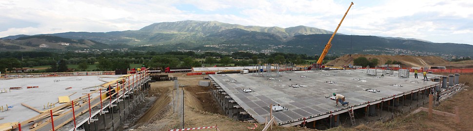 Dopo il terremoto che ha colpito l'Abruzzo nel 2009, il progetto C.A.S.E. ha previsto la realizzazione di edifici prefabbricati a due
e a tre piani, fissati sopra grandi piastre in c.a. isolate sismicamente, per un totale di 184 piastre ripartite in 19 aree vicino a L’Aquila