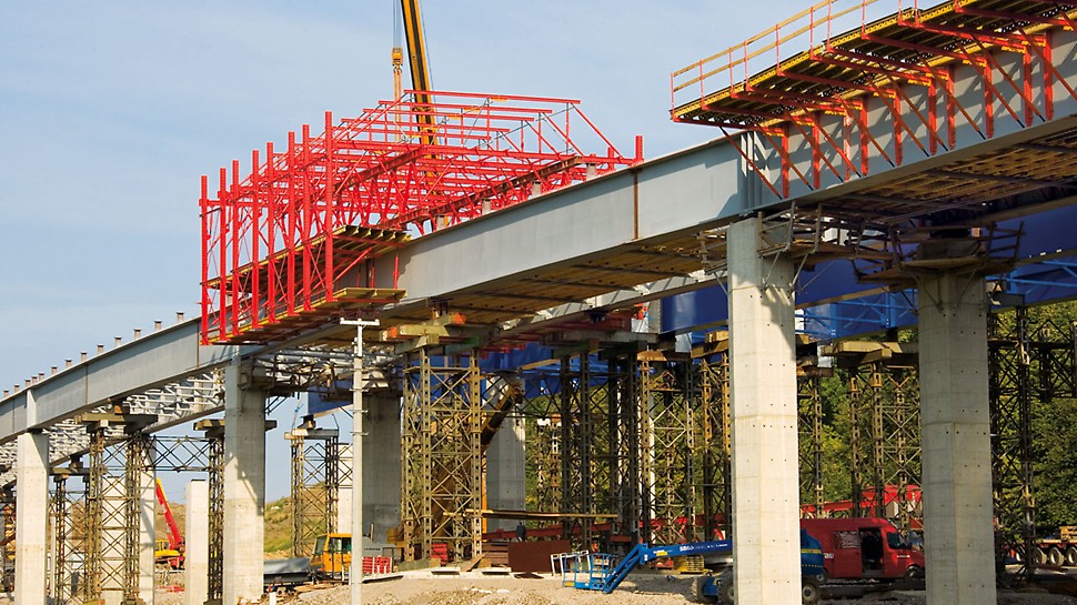 Most Tošanovice - Žukov: Konstrukci těchto bednicích vozů VARIOKIT tvoří tři hlavní součásti: bednicí soupravy, nosný rám v příčném směru a podélné příhradoviny.