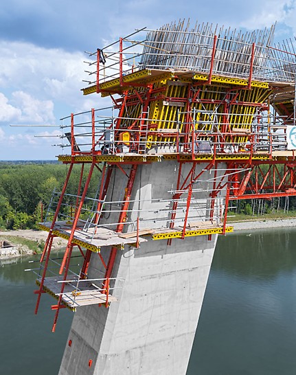 Dálniční most přes řeku Drávu, Osijek, Chorvatsko - Na nakloněných vnějších stěnách šplhalo bednění RCS po kolejnicích prostřednictvím mobilní hydrauliky nezávisle na jeřábu.