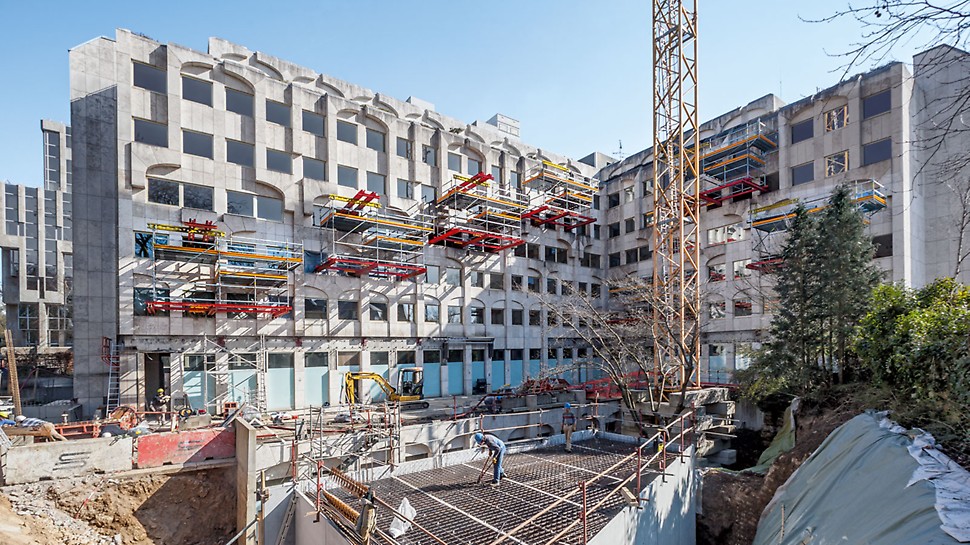Progetti PERI, ristrutturazione dell'Hotel Le Royal: contemporaneamente ai lavori edili al piano terra, grazie alle piattaforme PERI a sbalzo, è stato possibile ristrutturare completamente le 165 camere soprastanti