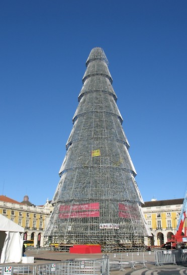 Árvores de Natal, Lisboa e Varsóvia - Uma das duas mais altas Árvores de Natal da Europa, erguida na Praça do Comércio em Lisboa. Com o sistema de andaime modular PERI UP Rosett, toda a estrutura pôde ser montada em apenas duas semanas.