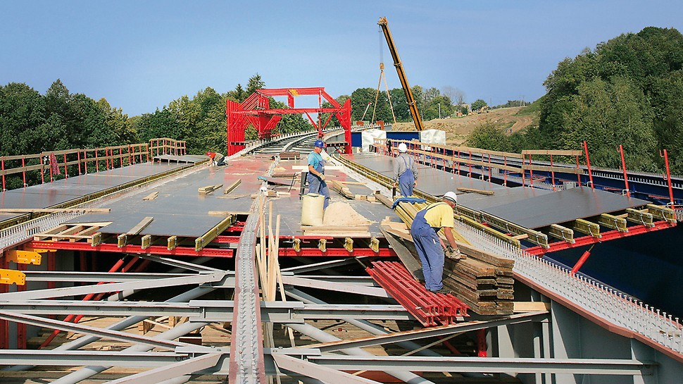 Brücke Tošanovice-Žukov, Ostrava, Tschechien - VARIOKIT Systembauteile sorgten auch bei der Herstellung des Aufweitungsbereichs für eine wirtschaftliche Schalungslösung.