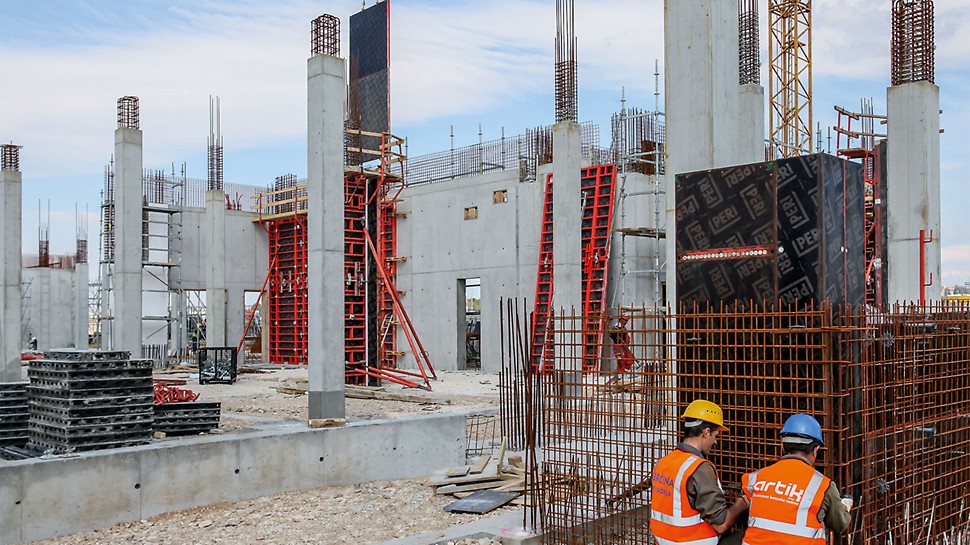 Due to the high fresh concrete pressure that could be accommodated, the square-shaped columns were realized with PERI TRIO Column Formwork using a 5.50 m high concreting section. For the rising reinforced concrete core walls, large-sized units of TRIO Wall Formwork were moved by crane.