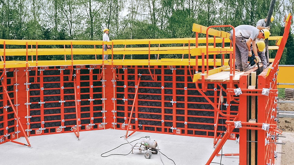 Ściany do wys. 3,30 m mogą być wykonane przy pomocy TRIO 330 bez użycia nadstawek z tylko dwom ściągami na wysokości. Płyty o wysokości 3,30 m dają się bez problemu łączyć z płytami o wysokości 2,70 m.
