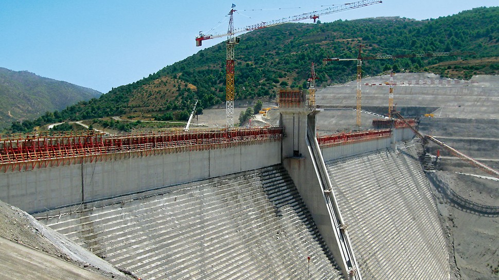 Gravity dam Barrage Koudiat Acerdoune, Algeria - The SKS climbing scaffold, in combination with the VARIO GT 24 wall formwork, guaranteed stable climbing units especially for the vertical structural elements.