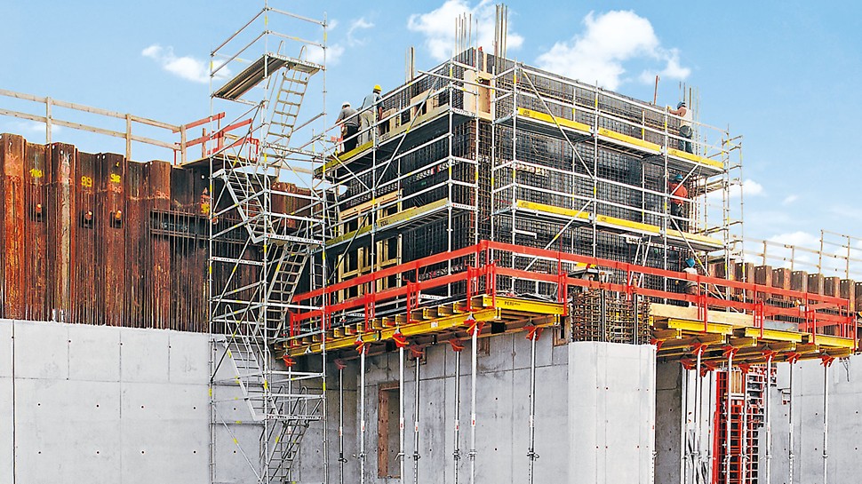 PERI UP Rosett Stair Alu 64: A stair tower with alternating staircase units provides greater headroom clearance and shorter walking distances for site personnel between levels than staircase units in the same direction.