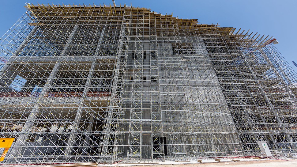 Kontinuirano praćenje gradilišta i odgovarajući logistički koncept za enormne količine oplata i skela omogućuju realizaciju uskog vremenskog plana na projektu Stavros Niarchos Foundation Cultural Center.