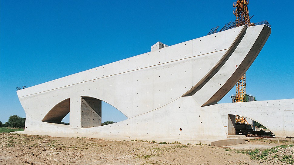 Most na průplavy přes Labe: 17 ohromných pilířů mostu v předmostí je ozdobeno modulem spínacích míst, vystínovanými spárami, jasně definovanými otvory a tvarem lodní přídě. Stavba zde vsadila na stěnový systém bednění VARIO GT 24 a docílila tak skvělého vzhledu povrchu betonu.