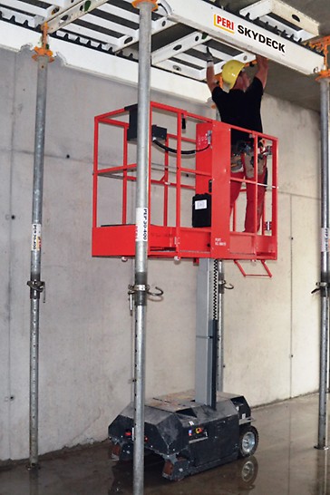 A plataforma de elevação permite cofragens e descofragens seguras, podendo ser também utilizada para outras tarefas ou desmontagem da construção de escoramento.