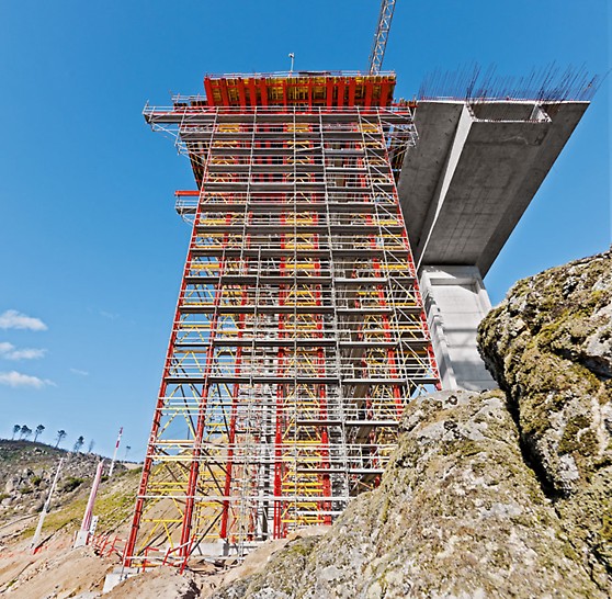 Autobahnbrücke über den Rio Sordo, Vila Real, Portugal - Die Kombinierbarkeit mit dem PERI UP Gerüstsystem sorgt für maximale Zugänglichkeit und damit für sichere Arbeitsbedingungen auf der Baustelle.