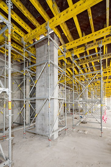 The use of the GT 24 Latice Girder as a twin main beam, in connection with PERI UP Flex Shoring, facilitates the transfer of heavy loads over great heights.