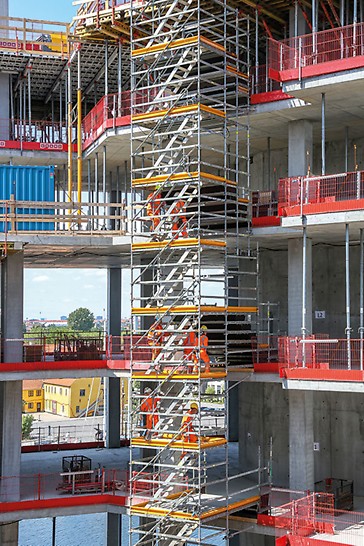 The PERI formwork and shoring solutions were optimally coordinated in order to achieve the desired shape of the building and meet its demanding architectural requirements. Thanks to the 25 cm or 50 cm end-to-end system grid, it was possible to adapt the modular scaffold system, PERI UP Flex, to the various geometries and loads in the form of a load-bearing construction. 
