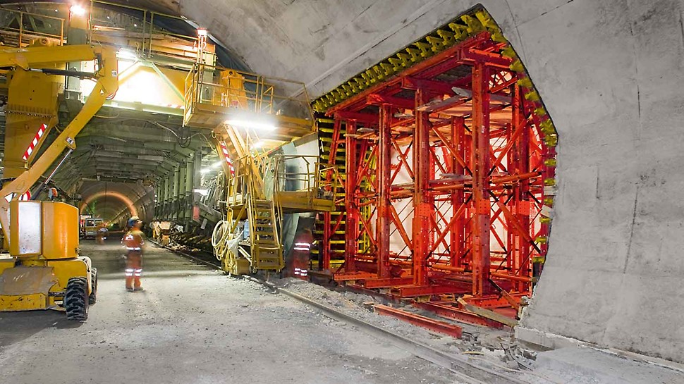 Este carro de cofragem de túnel com base no sistema modular VARIOKIT é utilizado para construir a passagem transversal acessível entre duas galerias do túnel.