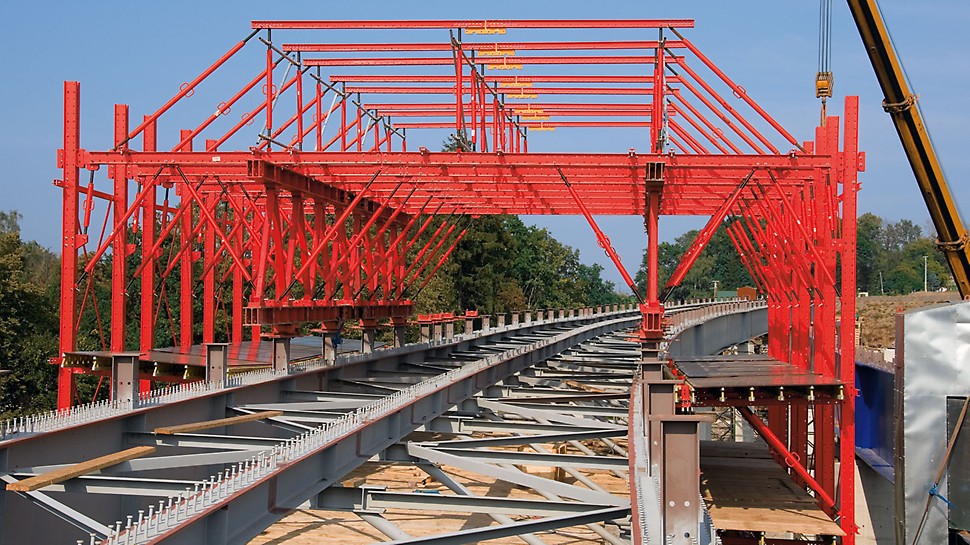 Most Tošanovice - Žukov: Firma PERI dodala dva bednicí vozy sestavené z dílů stavebnice pro inženýrské stavby VARIOKIT.