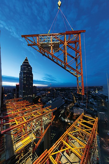 The support structure for the cantilever was moved to the 33rd floor with the help of a crane.