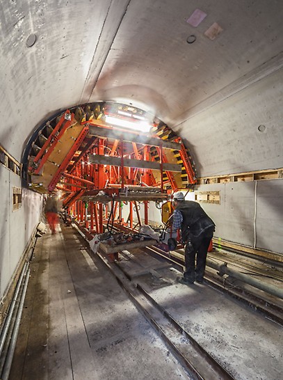 Hidraulička VARIOKIT kolica za montažu svoda fleksibilno se prilagođuju okolnostima u hamburškom tunelu na rijeci Labi. 