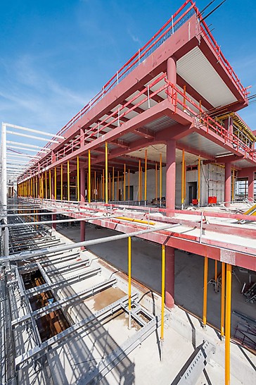 Munich Airport Satellite Terminal, Germany - More than 4,500 MULTIPROP slab props carry the steel construction until, together with the hardened concrete, it is able to support independently. The up to 6.25 m extendable props only weigh 35 kg and can easily be moved by hand.