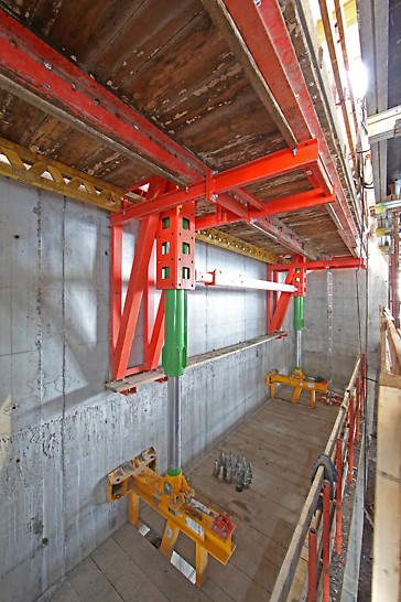 The long-stroke cylinders used have a lifting force of 40 tonnes. A systematic oil flow check ensures synchronous climbing of the entire internal and external formwork – also with high load differences. 