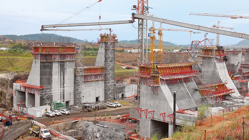 Duże jednostki deskowań umożliwiają ekonomiczne wykonywanie masywnych elementów konstrukcyjnych śluzy rozbudowywanego Kanału Panamskiego.