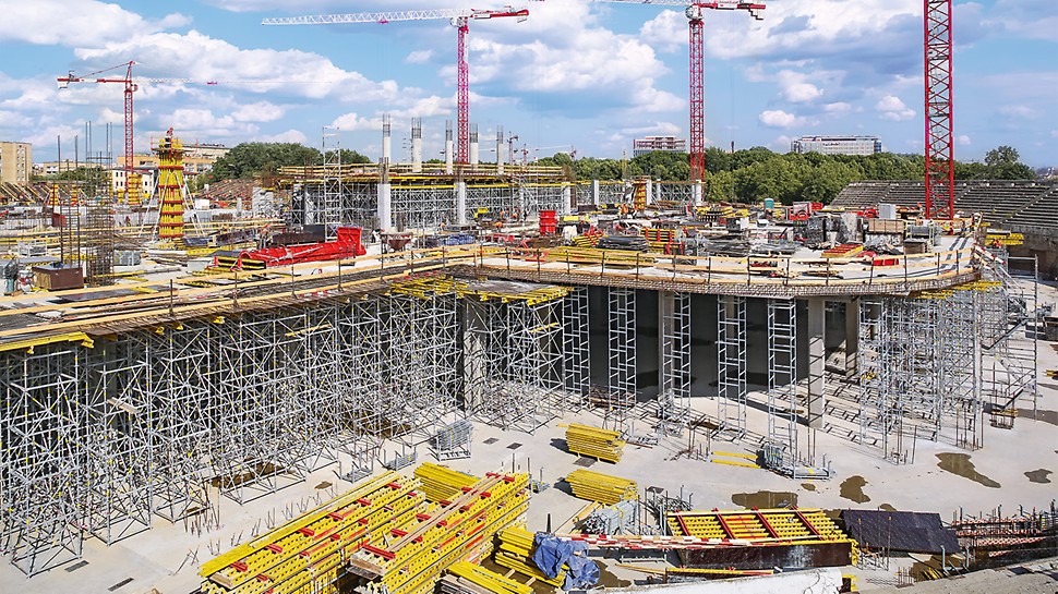 For the fabrication of the massive reinforced concrete slab below the pitch, the PERI engineers support the MULTIFLEX girder slab formwork solution with almost 8-meter high PERI UP shoring towers.