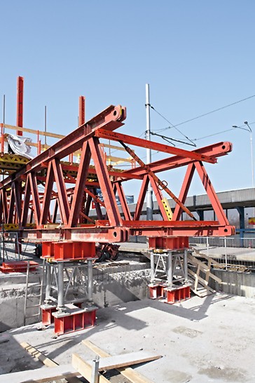 Rekonstrukce a zvedání mostů, Ostrava - Svinov: Na KMT se zavěsily koncové podpěry ST-A4 a s využitím hydraulického navijáku byla celá konstrukce pojezdem po mostě přesunuta do následující pracovní pozice nad další mostní pole.