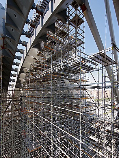 Edificio Ágora, Valencija, Španjolska - u fazi gradnje unutarnji prostor buduće multifunkcionalne dvorane gotovo kompletno ispunjavale su PERI UP Rosett skele. 