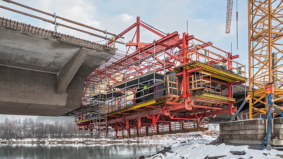 Most Harpe Bru: Jednoduchá kombinovatelnost systémových dílů stavebnice pro inženýrské stavby VARIOKIT s lešením PERI UP umožnila zhotovení bezpečných pracovišť a přístupů do všech pracovních úrovní.