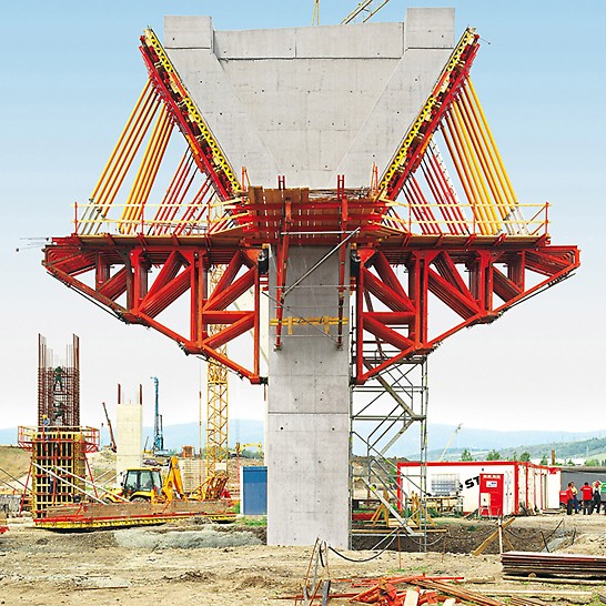 Trmice Motorway Bridge, Aussig, Czech Republic - For constructing the pier heads, PERI developed an efficient formwork solution with horizontally-positioned brace frames and VARIO GT 24 girder wall formwork.