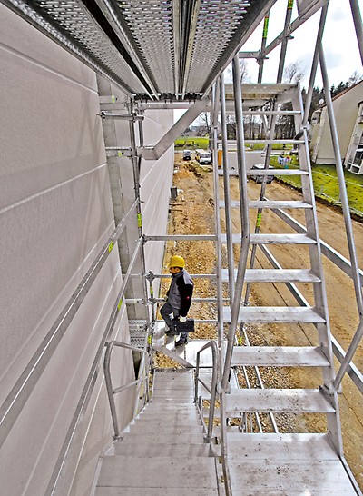 PERI UP Flex Treppe Alu 75: Durch den Anbau stirnseitiger Treppeneinheiten kann jede Geschossebene erreicht werden.