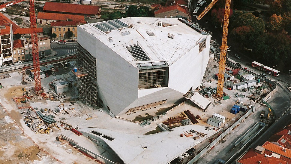 Casa da Música, Porto, Portugal - Construită pentru a semăna cu “Porto 2001 – Capitală Europeană a Culturii”, sala de concerte este ilustrată după finalizarea lucrărilor de execuție.