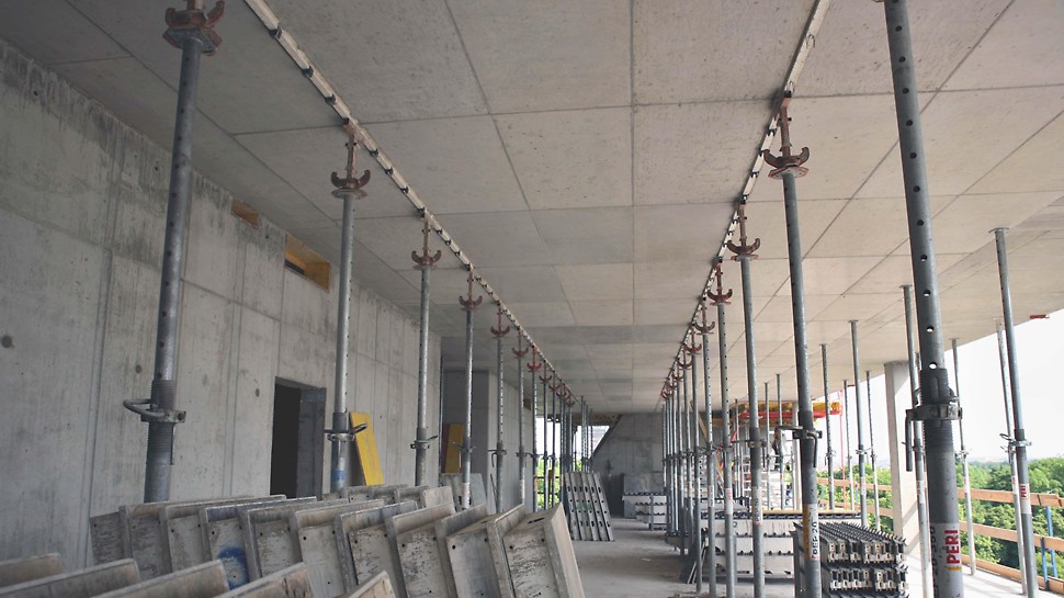 Kancelářská budova Crystal, Praha
Panelové stropní bednění SKYDECK je možné v závislosti na tloušťce desky a pevnosti betonu odbednit již po 24 hodinách.